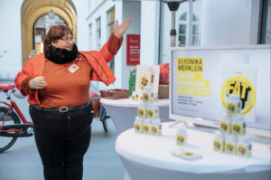 FAT Life Performance, Tour & Artist Talk at OK Linz 26.09.2025, 17:00 – 19:30h Accompanying performance program to the exhibition “FLATZ. Physical Machine”